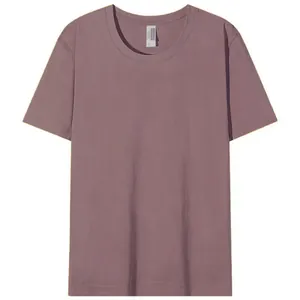 Primo piano di una t-shirt da uomo a girocollo in tinta unita color rosa antico