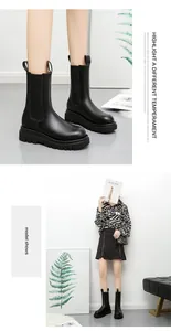 Vista completa y primer plano de botas Chelsea negras con plataforma para mujer en modelo.