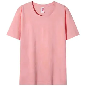 Dettaglio di una classica t-shirt da uomo rosa a maniche corte con girocollo confortevole