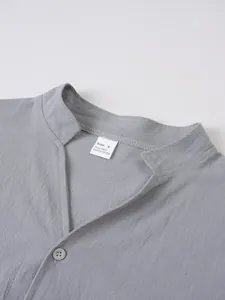 Detailaufnahme eines Herren-Leinenhemdes mit Kragen, Größe und Materialangaben