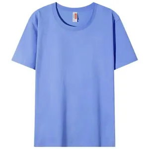 T-shirt classica da uomo azzurra a girocollo e maniche corte con un design semplice e pulito