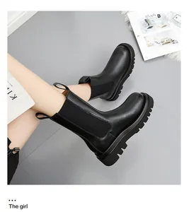 Primer plano de botas Chelsea de plataforma negras para mujer usadas por una modelo