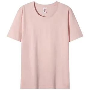 Vista piatta di alta qualità di una t-shirt da uomo rosa a maniche corte in cotone