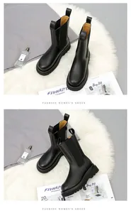 Imagen detallada de elegantes botas Chelsea negras con suela gruesa para mujeres