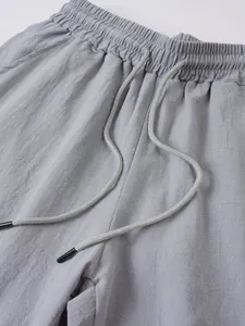 Detailansicht der grauen Herrenhose aus Baumwollleinen mit elastischem Kordelzug am Bund
