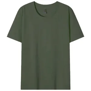 Dettaglio macro della maglietta da uomo in cotone verde militare di alta qualità a girocollo