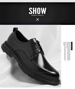 Vista lateral de zapatos de cuero negro formales para hombre sobre fondo de tela blanca