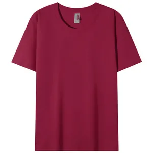 T-shirt da uomo a maniche corte in cotone bordeaux tinta unita presentata in piano