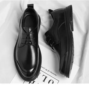 Vista detallada de elegantes zapatos de vestir de cuero negro para hombre sobre fondo blanco.