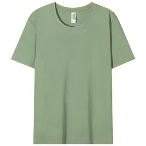 Vista dettagliata di una t-shirt da uomo in cotone verde salvia con scollo rotondo