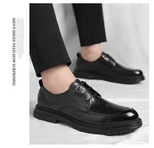 Primer plano de zapatos de vestir de cuero negro de estilo británico para hombre