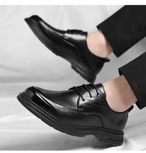 Detalle de zapatos formales de cuero negro para hombre estilo británico para negocios