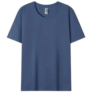 Dettaglio di alta qualità della vista frontale di una classica t-shirt blu da uomo in cotone