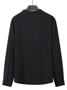 Detaillierte Rückansicht eines lässigen schwarzen Baumwoll-Leinen-Langarmshirts.