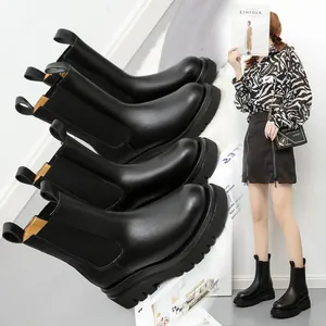 Elegantes botines Chelsea de cuero negro para mujer con suela de plataforma gruesa y punta redonda