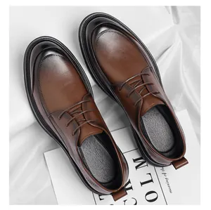 Vista superior de zapatos clásicos de cuero marrón para hombre, ideales para oficina