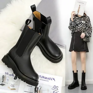 Botas Chelsea negras de tendencia para mujer con punta redonda y suela track gruesa