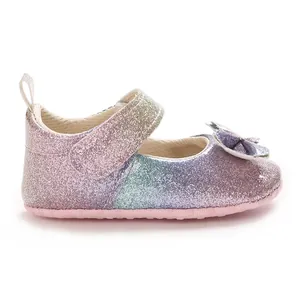 Vue latérale d'une chaussure de princesse pour bébé avec paillettes et nœud décoratif