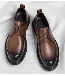 Primer plano de zapatos de vestir en cuero marrón degradado para boda u oficina