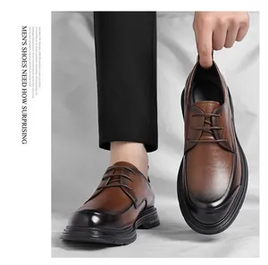 Primer plano de elegantes zapatos de vestir de cuero marrón para hombre con punta degradada.