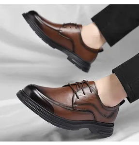 Primer plano de zapatos de vestir de cuero marrón con detalles brogue y suela gruesa