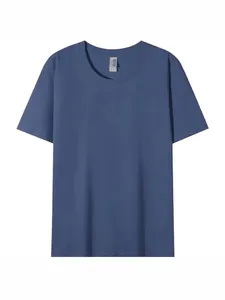 Foto professionale di una maglietta blu a maniche corte da uomo con girocollo su sfondo bianco