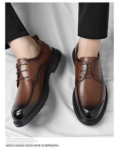 Vista detallada de zapatos de vestir de cuero marrón para hombre con punta con degradado