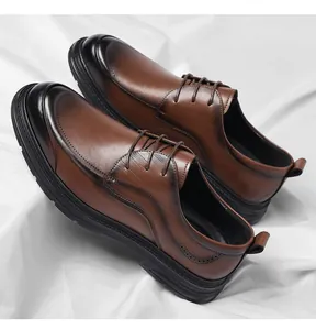 Vista de detalle de zapatos de vestir para hombre en cuero marrón de estilo británico