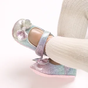 Vue détaillée de chaussures de princesse pailletées pour bébé avec dégradé et nœuds mignons