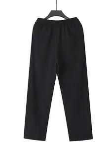 Rückansicht der locker sitzenden Herrenhose aus Baumwollleinen in Schwarz mit Gummizug.