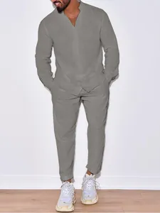 Detailansicht eines lässigen grauen Herren-Leinensets mit Langarmshirt und langer Hose.