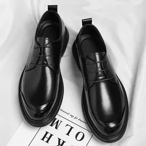 Elegantes zapatos de vestir de cuero negro para hombre, ideales para bodas y oficina.