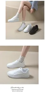 Vue détaillée des baskets à plateforme blanches avec semelles épaisses