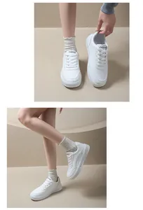 Détails de baskets blanches à semelles compensées pour femmes au style décontracté