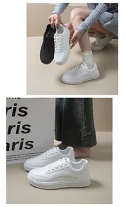 Vue détaillée de baskets blanches à plateforme avec semelles épaisses et textures douces.