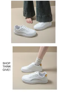 Vue détaillée de baskets compensées blanches élégantes avec accents dorés au talon
