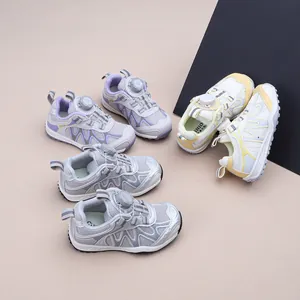 Vue détaillée de chaussures de sport stylées pour enfants avec système de laçage à cadran rotatif