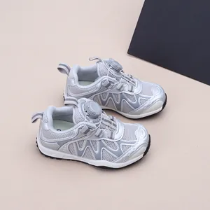 Baskets argentées pour enfants avec système de boucle rotative et mesh respirant