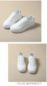 Vue détaillée de baskets blanches décontractées pour femmes avec semelle épaisse dorée