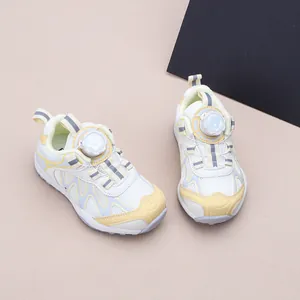 Vue détaillée des baskets en maille respirante pour enfants avec système de boucle rotative