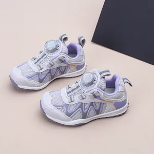 Vue détaillée de baskets violettes pour enfants avec système de laçage à bouton rotatif.