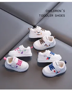Dettaglio di scarpe per bambini in pelle microfibra nei colori rosa, blu e marrone