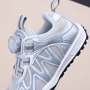 Détail d'une chaussure de sport argentée pour enfants avec boucle rotative pratique