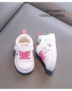 Dettaglio di sneaker bianche per bambini piccoli con lacci rosa e motivi colorati
