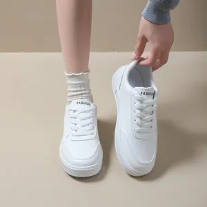Baskets blanches polyvalentes à semelle épaisse pour un look sport décontracté chic.