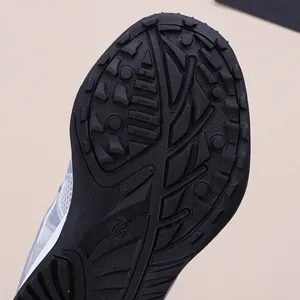 Gros plan détaillé sur la texture de la semelle antidérapante de baskets pour enfants