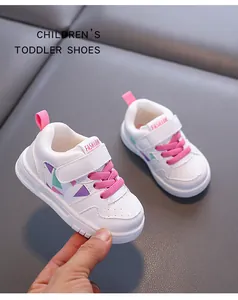 Dettaglio di scarpe da camminata per neonati bianche con lacci rosa e motivi