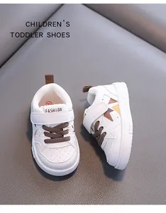 Scarpe bianche eleganti per bambini con lacci marroni e dettagli a forma di stella