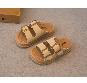 Detailansicht der beigen Kinder-Sandalen mit doppelter Schnalle und weicher, dicker Sohle
