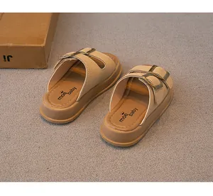 Detailansicht khakifarbene Kindersandalen mit Doppelschnallen und weichen Sohlen